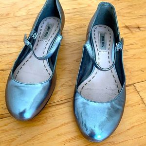 MIU MIU SILVER METALLIC LEATHER MARY JANE HEELS PUMPS SIZE 35 1/2